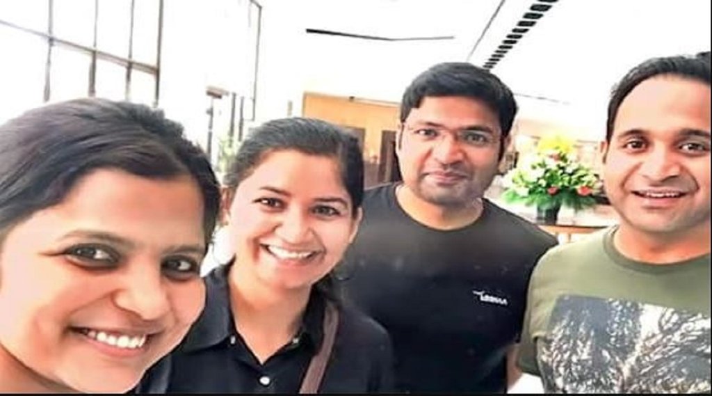 भाई-बहनों के साथ IAS योगेश मिश्रा (Photo- UPSC Inspiration/Facebook) भाई-बहनों के साथ IAS योगेश मिश्रा (Photo- UPSC Inspiration/Facebook)