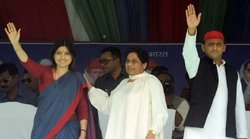 मंच के पीछे अक्सर मिलते थे मायावती और अखिलश यादव; ‘बुआ’ के पैर छूने पर सफाई देते हुए बोली थीं डिंपल यादव
