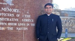 कभी IIT में नहीं मिल पाया था एडमिशन, आज IAS हैं ओम कांत ठाकुर, एक नहीं बल्कि तीन बार क्लियर किया था UPSC एग्जाम