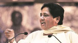 मायावती के सामने जमीन पर क्यों बैठते थे कैबिनेट मंत्री और विधायक? सफाई में दिया था ऐसा तर्क