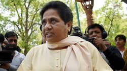 मुख्यमंत्री न रहते हुए भी अधिकारियों से पूछताछ करती थीं मायावती, फाइल लेकर दफ़्तर के बाहर खड़े रहते थे अफसर