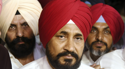 Punjab CM Swearing Ceremony: पंजाब के नए कप्तान बने चरणजीत सिंह चन्नी, सुखजिंदर सिंह रंधावा और ओम प्रकाश सोनी ने भी ली शपथ