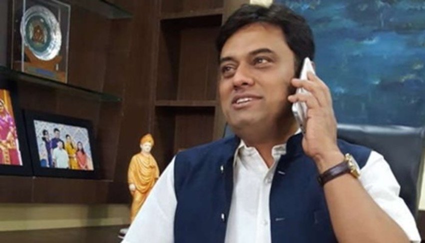 छत्तीसगढ़ के राजनांदगांव से कांग्रेस के पूर्व सांसद देवव्रत सिंह भी राजा भैया के बहनोई हैं। राजा भैया की मौसेरी बहन विभु सिंह की शादी देवव्रत सिंह से हुई है।(यह भी पढ़ें: ‘अपने तालाब में मगरमच्छ पाले हो क्या?..’, जब पहली मुलाकात में राजा भैया से पूछ बैठे थे लालू यादव)