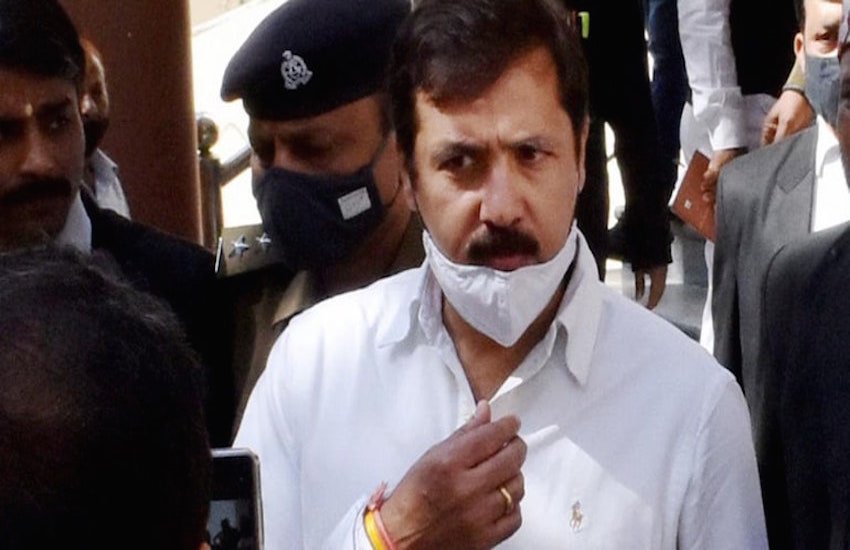  फरवरी 1999 में एक दिन धनंजय सिंह पुलिस में खुद को सरेंडर करने पहुंच गए। धनंजय को देख सबके होश उड़ गए। धनंजय सिंह के सामने आने के बाद भदोही फेक एनकाउंटर का राज खुल गया।
