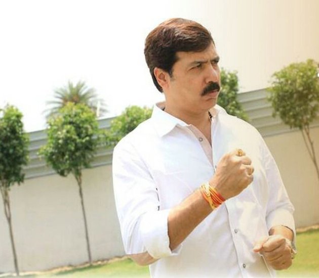 धनंजय सिंह कुछ समय जेल में रहे फिर सबूते अभाव में उनपर से कई मुकदमे हटे। कुछ में जमानत मिली। वह बाहर आए। 2002 में निर्दलीय यूपी विधानसभा का चुनाव लड़े। जीते और विधायक बन गए।
