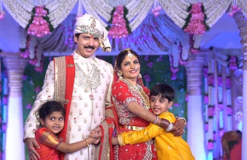जौनपुर से बसपा सांसद रहे धनंजय सिंह ने तीन बार शादी की। उनकी तीसरी पत्नी श्रीकला रेड्डी हैं। दोनों ने इंटरकास्ट लव मैरिज की है।(यह भी पढ़ें: 10 साल में 3 बार दूल्हा बने धनंजय सिंह, एक ने की सुसाइड तो दूसरी पत्नी से हुआ तलाक)