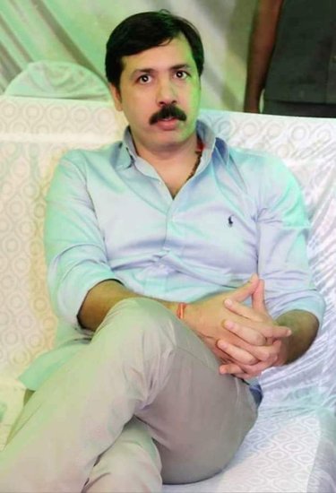 17 अक्टूबर 1998 को पुलिस को सूचना मिली की धनंजय सिंह अपने तीन साथियों के साथ भदोही में पेट्रोल पंप लूटने वाला है। पुलिस वहां पहले से तैनात थी। चारों अपराधियों के आते ही पुलिस ने एक्शन लिया। चारों अपराधी मुठभेड़ में मारे गए। 4 लोगों में से एक को धनंजय सिंह बताकर उन्हें मृत घोषित कर दिया गया। पुलिस टीम ने खूब वाहवाही बटोरी। 