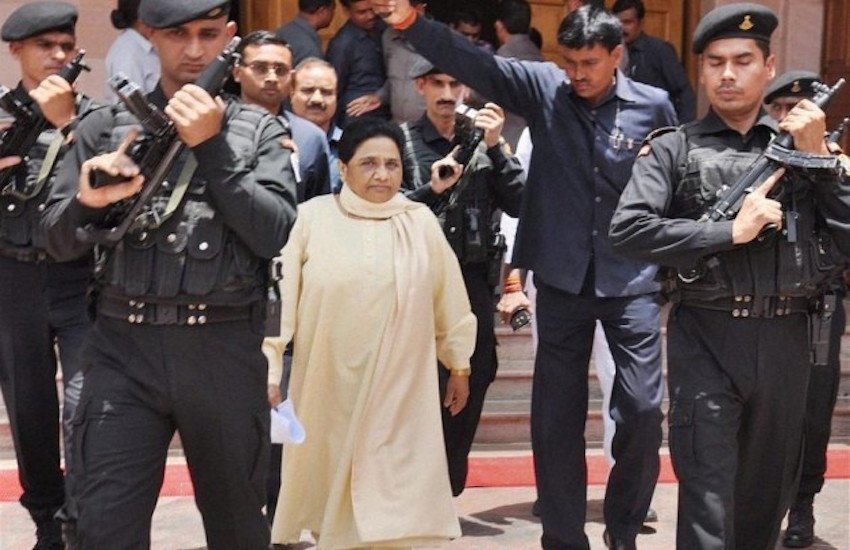 Mayawati BSP: मायावती देश की राजनीति का बहुत बड़ा नाम हैं। वह 4 बार यूपी की सीएम बन चुकी हैं। लोकसभा और राज्यसभा की सदस्य भी रहीं। बेहद मामूली से परिवार में जन्म लेने वालीं मायावती ने अपने राजनीतिक करियर में जिन ऊंचाइयों को छुआ वो हर किसी को नसीब नहीं होती। आज मायावती जेड प्लस सिक्योरिटी में घूमती हैं, लेकिन एक वक्त ऐसा भी था जब उन्हें अपने भाई की जान बचाने के लिए 6 किलोमीटर पैदल भागना पड़ा था, वो भी भाई को कंधे पर लादकर: 