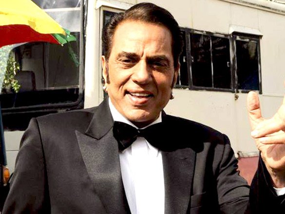 धर्मेंद्र ने कहा कि आप भी बाल रंगा करें। अभी तो आप बहुत यंग हैं। यह सुनकर अमिताभ और हेमा भी मुस्कराने लगे थे।