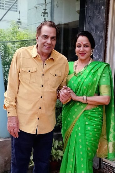 साल 1980 में धर्मेंद्र ने हेमा मालिनी से शादी कर ली थी। हेमा से शादी के लिए धर्मेंद्र को इस्लाम कबूलना पड़ा था। क्योंकि उनका प्रकाश कौर से तलाक नहीं हुआ था।