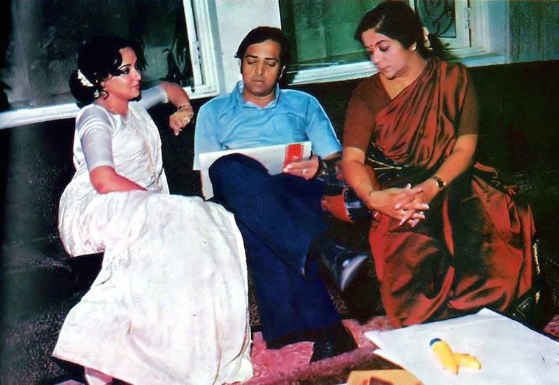 24 जनवरी 2004 को हेमा मालिनी की मां इस दुनिया को अलविदा कह गईं। जया अपने अंतिम दिनों तक हेमा मालिनी के साथ ही उनके घर पर रहीं। अपने पीछे वह एक डायरी छोड़ गई हैं जिसमें उन्होंने कई बातें लिखी हैं। इसमें जया ने अपने दामाद धर्मेंद्र के बारे में भी काफी कुछ लिखा है।