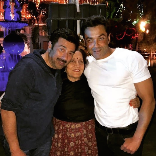 बेटे सनी और बॉबी के साथ प्रकाश कौर। (यह भी पढ़ें: हेमा मालिनी से शादी पर धर्मेंद्र पर हो रहे थे हमले, पहली पत्नी ने यूं किया था पति का बचाव)