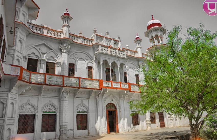 दिलीपपुर राजघराना में जहां संपत्ति को लेकर कानूनी लड़ाई चल रही है वहीं इस किले की सियासत केवल ब्लॉक प्रमुख, बीडीसी एवं प्रधान तक ही सिमट चुकी है। कभी राजा अमरपाल सिंह विधान परिषद सदस्य बने थे। उनके बाद उनके वारिसों ने सियासत से दूरी बनाी ली। तीन बार राजा सूरज सिंह व रानी सुषमा सिंह दिलीपपुर की प्रधान रहीं। दिलीपपुर राजघराने की राजकुमारी भावना सिंह विरासत में मिली सियासत को आगे बढ़ाने के लिए तैयार हैं।