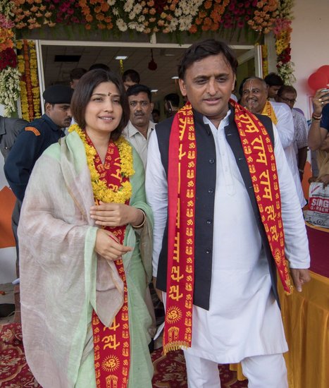 अखिलेश यादव सुबह से देर रात तक चुनाव प्रचार करते। एक दिन में वह कई सभाएं करते। डिंपल यादव भी पति से अलग पार्टी के प्रत्याशियों के लिए जनसभाएं करतीं।(यह भी पढ़ें: बहू डिंपल यादव से भतीजे धर्मेंद्र तक, जानिए मुलायम सिंह की फैमिली में किसके है कितने बच्चे )