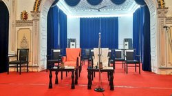 राज्यपाल की कुर्सी के बगल में रखी योगी आदित्यनाथ के चेयर पर दिखा भगवा रंग का तौलिया, पूर्व IAS ने ली चुटकी, सपा नेता ने भी कसा तंज