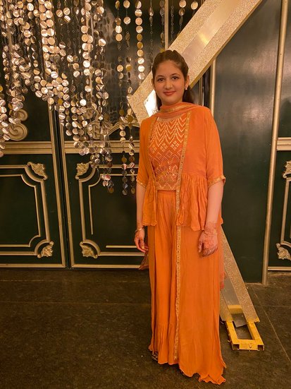  हर्षाली सोशल मीडिया पर काफी एक्टिव रहती हैं और इंस्टाग्राम पर ही उनके 1.6 मिलियन यानी 16 लाख फॉलोअर्स हैं।