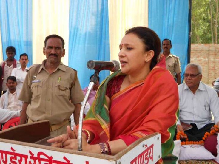कांग्रेस के दिग्गज नेता प्रमोति तिवारी की बेटी अराधना मिश्रा भी सक्रिय राजनीति में हैं। उनके पास सवा लाख रुपए के कीमत की पिस्टल है।