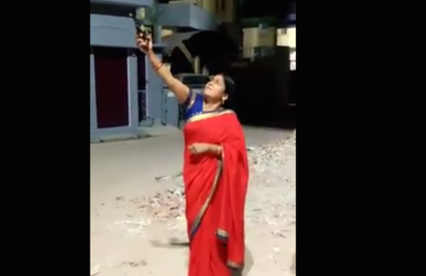 राजनेताओं के बीच हथियार रखने का चलन काफी पुराना है। बात यूपी बिहार की करें तो यहां के ज्यादातर नेताओं के पास अपने निजी असलहे होते हैं।हथियार रखने में महिला नेता भी पीछे नहीं हैं। आइए जानें यूपी की उन महिला नेताओं के नाम जिनके पास लाखों के असलहे हैं।