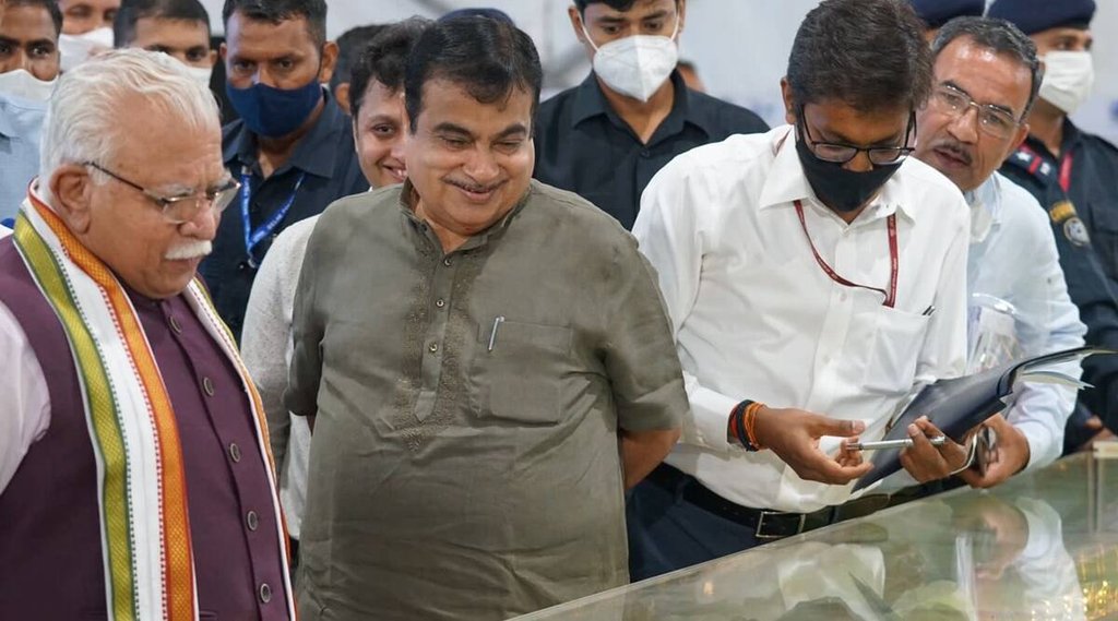 नितिन गडकरी ने दिल्ली-मुंबई एक्सप्रेसवे (डीएमई) की प्रगति की समीक्षा की। (एक्सप्रेस फोटो)।
