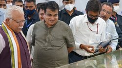 हाईवे पर महंगे टोल के सवाल पर बोले नितिन गडकरी, मुफ्त में नहीं मिलती सुविधाएं