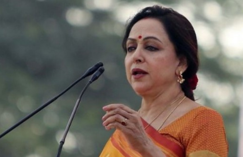 हेमा मालिनी ने बरसों से एक राज छुपा कर रखा था, वह यह कि वह एक बेहतरीन गायिका भी हैं। धर्मेंद्र जब भी हेमा के पास होते हैं उनसे उनकी आवाज में एक गाना जरूर सुनते हैं। वहीं, आपको बता दें कि हेमा ने अपनी आवाज में हिंदी में ही नहीं, बंग्ला में भी गाने रिकार्ड किए हैं। श्रीकृष्ण की भक्त हेमा ने एक भजन का एलबम भी रिकार्ड किया है।