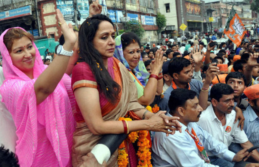 हेमा ने कहा कहा था कि मथुरा में श्रीकृष्ण से ज्यादा कंस पैदा होने लगे हैं। उन्हें अफसोस होता है कि श्रीकृष्ण की नगरी में इतने अत्याचार हो रहे हैं और वह यहां भगवान का वास जानकर आई थीं।