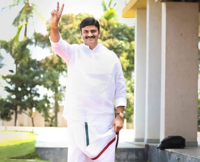 YSR कांग्रेस के रघुराम कृष्णा राजा 325 करोड़ की संपत्ति के साथ देश के चौथे सबसे अमीर सांसद हैं।