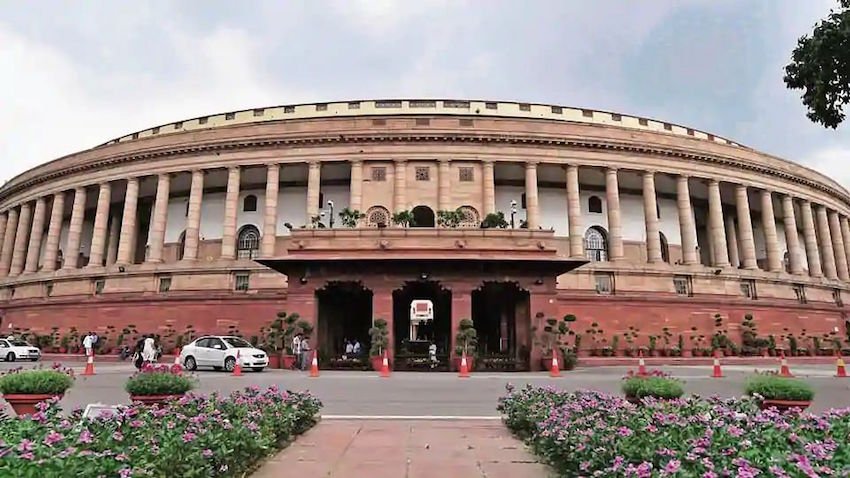 देश में कई राजनेता ऐसे हैं जो अपनी राजनीति के अलावा दूसरी पहचान भी रखते हैं। इनमें सनी देओल (Sunny Deol) की तरह कोई अभिनेता रहा है तो कोई ज्योतिरादित्य सिंधिया (Jyotiraditya Scindia) की तरह राजघराने का महाराज। मौजूदा लोकसभा में कुछ सांसद ऐसे भी हैं जो अपनी संपत्ति को लेकर चर्चा में रहते हैं। आइए जानते हैं देश के सबसे अमीर 5 लोकसभा सांसद कौन हैं: