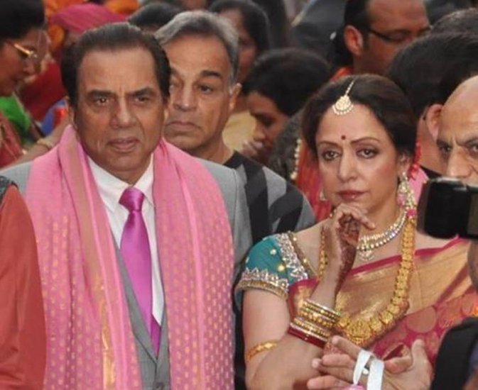 शादी के 26 साल बाद उन्हें अपने ही पति से ऐसा धोखा मिला जिसने उनकी पूरी जिंदगी बदल कर रख दी। दरअसल धर्मेंद्र ने साल 1980 में हेमा मालिनी से दूसरी शादी रचा ली। प्रकाश कौर के लिए ये किसी सदमे से कम नहीं था। (यह भी पढ़ें: दो-दो शादी के बाद भी इस एक्ट्रेस पर दिल हार बैठे थे धर्मेंद्र, हेमा मालिनी ने लगा दी थी क्लास )