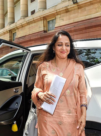 पूरा मामला साल 1990 का है। तब हेमा मालिनी आवारगी नाम की फिल्म डायरेक्ट कर रही थीं। हेमा मालिनी ने पहले इस फिल्म के लिए गोविंदा को साइन किया था। बाद में कहानी में बदलाव हुआ और इसे दो हीरो की फिल्म बना दी गई। 