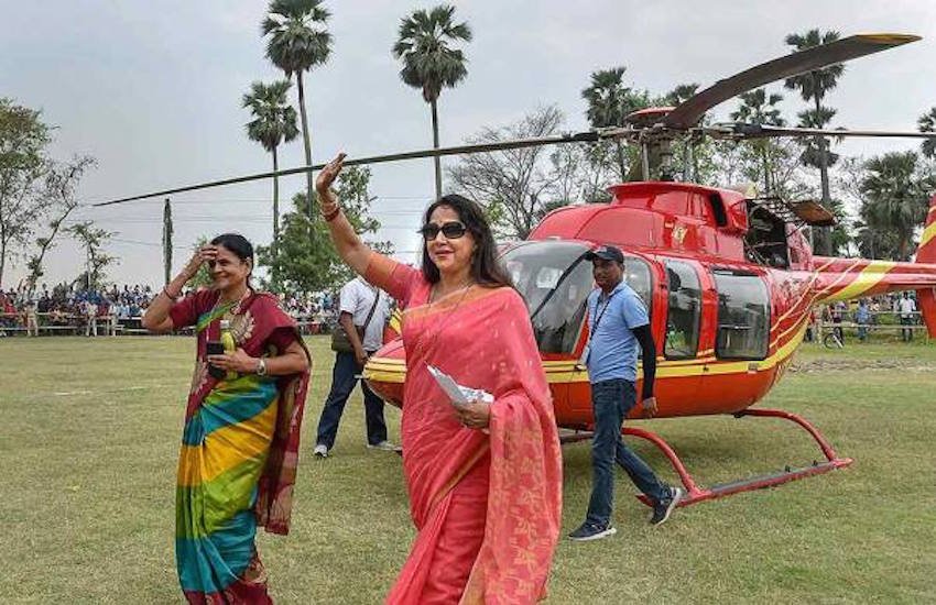 बता दें कि धर्मेंद्र से शादी के बाद हेमा मालिनी उनके पहले परिवार से हमेशा दूर ही रहीं। वह कभी भी अपने ससुराल नहीं गईं। (यह भी पढ़ें: हेमा मालिनी धर्मेंद्र से शादी के बाद कभी नहीं गईं ससुराल, 12 साल बाद सौतेले बेटे सनी देओल से हुई थी पहली बार बात )