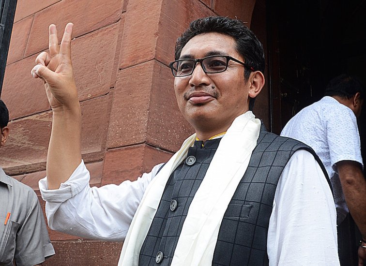 जेम्यांग सेरिंग नाम्ग्याल लद्दाख से बीजेपी के सांसद हैं। उनके पास कुल 981,904 रुपए की संपत्ति है।