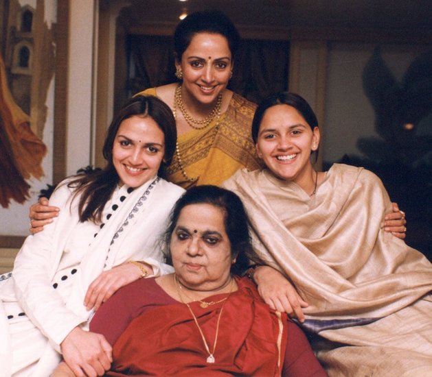 हेमा मालिनी से पहले उनके दो भाई थे। एक हेमा से 4 साल बड़े हैं तो दूसरे 2 साल। हेमा के पिता वीसीआर चक्रवर्ती तब दिल्ली में सरकारी नौकरी किया करते थे। 