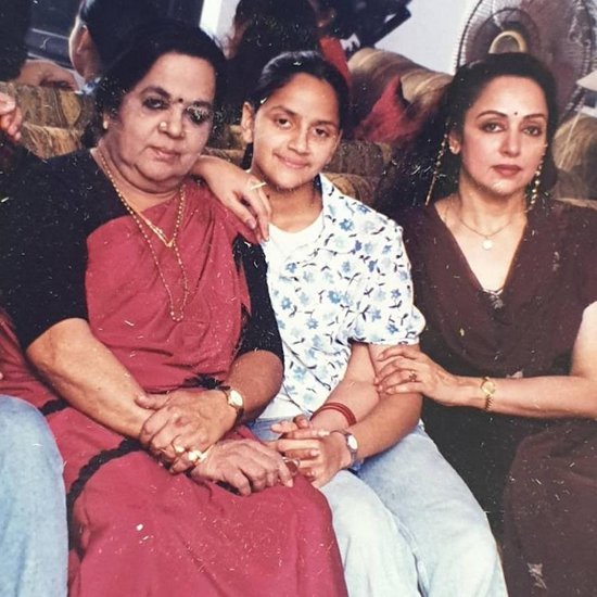 हेमा मालिनी के दोनों भाइयों का जन्म उनकी नानी के घर पर हुआ था। दरअसल वहां जया की देखभाल अच्छे से हो जाती थी इसलिए हेमा के पिता उनकी मां को प्रेग्नेंसी में मायके भेज दिया करते थे।