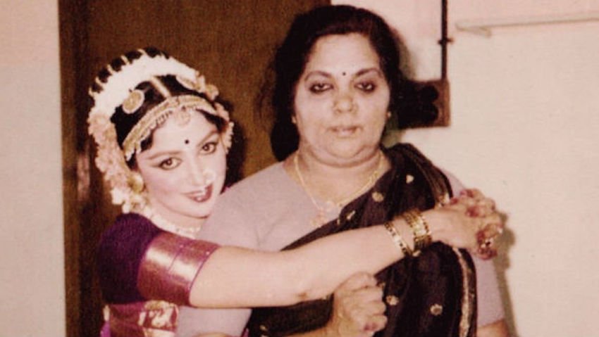 जया चक्रवर्ती जब ट्रेन में बैठीं तो जैसे ही गाड़ी ने सीटी दी वैसे ही उनके आंसू निकल पड़े। खुद को संभालते हुए उन्होंने पति को अलविदा कहा। पत्नी की हालत ने हेमा मालिनी के पिता को भी दुखी कर दिया था।
