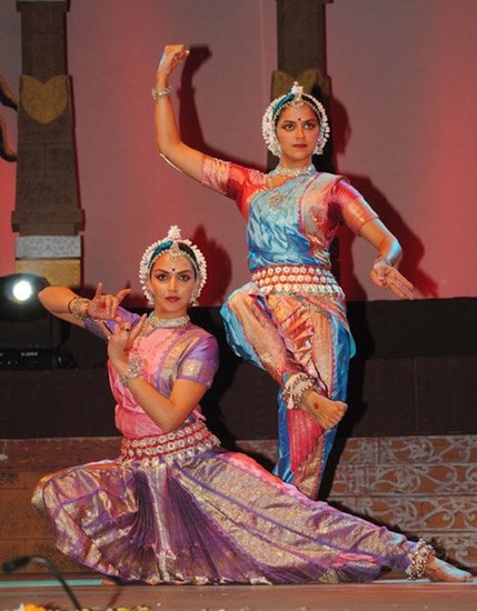 हेमा मालिनी के दोनों बेटियां भी अच्छा डांस करती हैं। दोनों ही ट्रेंड क्लासिकल डांसर हैं।
