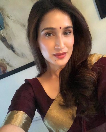 सागरिका घाटगे बॉलीवुड में चक दे गर्ल के नाम से फेमस हैं। दरअसल उन्हें असली पहचान शाहरुख खान संग फिल्म चक दे इंडिया से मिली थी।