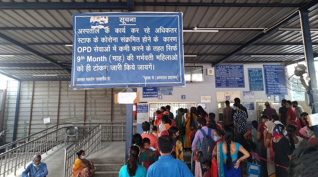 दादादेव अस्पताल में मरीजों की कतार।