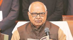 गांधी जी कम कपड़े पहनते थे…कपड़े उतारने से कोई महान बन जाता तो राखी सावंत महान होतीं- बोले यूपी विधानसभा अध्यक्ष