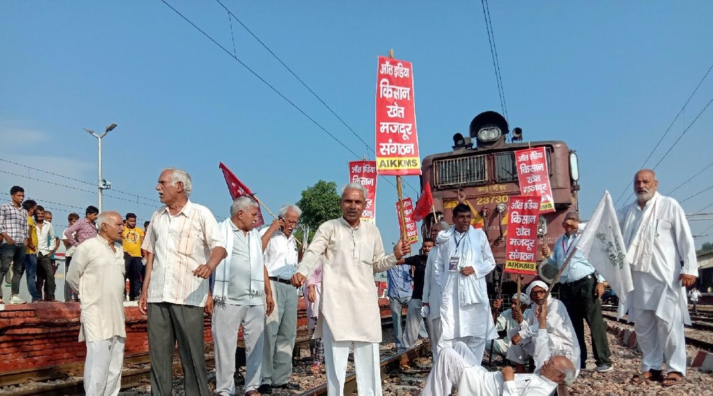 सोनीपत : संयुक्त किसान मोर्चा के सदस्यों ने भारत बंद के दौरान सोनीपत रेलवे स्टेशन पर रेलवे ट्रैक जाम कर दिया (Photo- PTI)