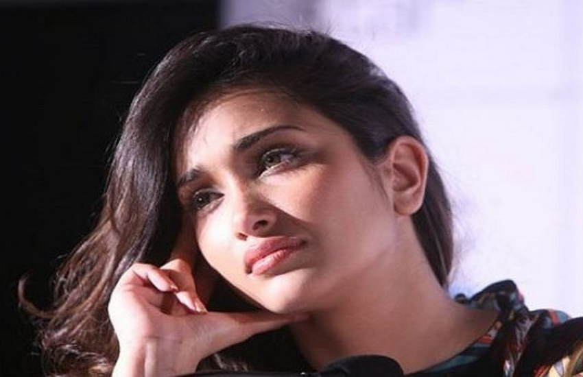 जिया और सूरज पंचोली एक-दूसरे को डेट कर रहे थे और आखिरी दिनों में दोनों के रिश्ते सामान्य नहीं रहे थे। एक तरफा प्यार और इग्नोरेंस के जिया का दिल टूट गया और उन्होंने सुसाइड कर लिया था।