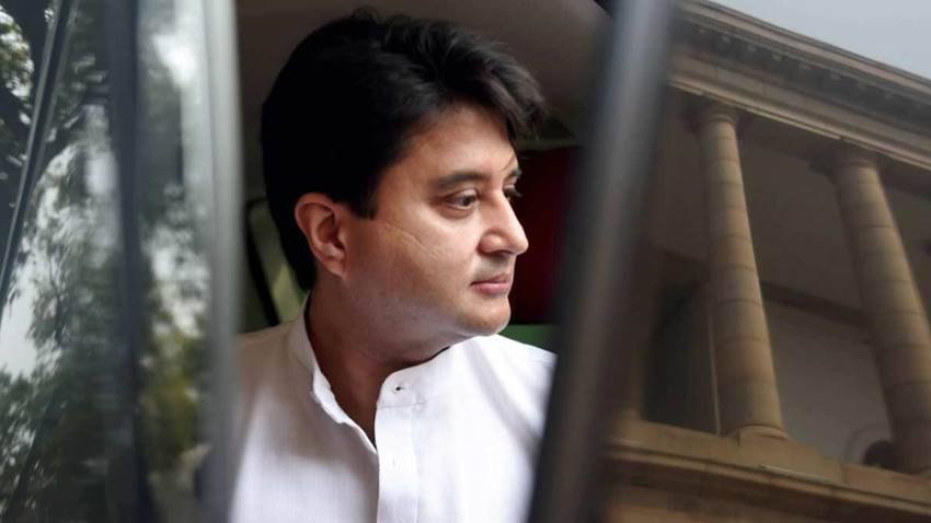 ज्योतिरादित्य सिंधिया पिता माधवराव के निधन के बाद राजनीति में आए थे। 2002 में 33 साल की उम्र में वह पिता की गुना लोकसभा सीट से ही पहली बार सांसद बने थे।(यह भी पढ़ें: जब अपने ही स्कूल में लड़कों से पिट गए थे माधवराव, महाराज से शिकायत पर मिली थी खुद निपटने की सलाह)