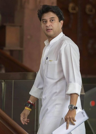 ज्योतिरादित्य सिंधिया की शुरुआती पढ़ाई कैंपियन और दून स्कूल से हुई। साल 1993 में उन्होंने हार्वर्ड कॉलेज से बैचलर किया। इसके बाद उन्होंने अमेरिका की स्टैनफोर्ड यूनिवर्सिटी से एमबीए किया। एमबीए करने के बाद ज्योतिरादित्य सिंधिया ने अलग- अलग कंपनियों में चार साल तक इंवेस्टमेंट बैंकर के रूप में काम भी किया। 2001 में पिता माधवराव के निधन के बाद उन्होंने राजनीति में कदम रखा। 