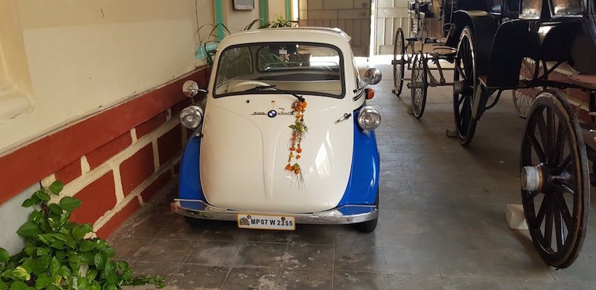ये बीएमडब्ल्यू जेट्टा ज्योतिरादित्य सिंधिया को विरासत में मिली है। तीन पहियों वाली ये आलीशान कार 1960 मॉडल है। 