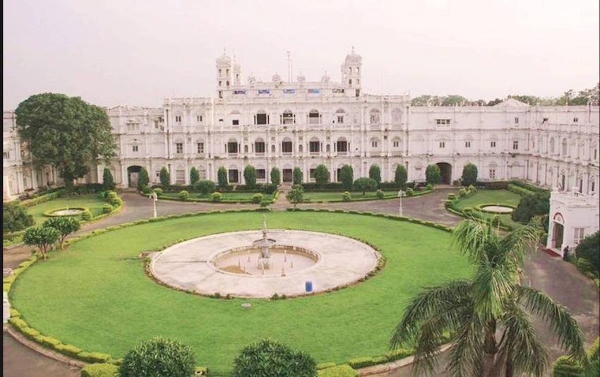 ज्योतिरादित्य सिंधिया को विरासत में ग्वालियर का जय विलास महल मिला है। यह उनका खानदानी महल है। 40 एकड़ में फैले इस आलीशान महल में करीब 400 कमरे हैं। ( यह भी पढ़ें: ‘माधवराव सिंधिया को मत बनाना मंत्री..’, निधन से कुछ दिन पहले इंदिरा गांधी ने बेटे राजीव को दी थी नसीहत )