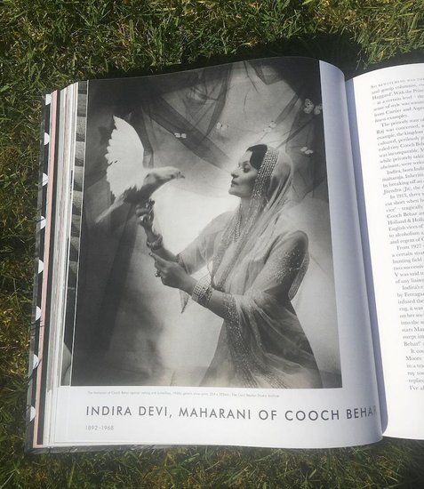 महारानी इंदिरा की शादी कूच बिहार के महाराजा जितेंद्र नारायण से हई थी। हालांकि इंदिरा देवी की सगाई बचपन में ही ग्वालियर के होने वाले राजा माधो राव सिंधिया से पक्की हो चुकी थी। बाद में इंदिरा ने इस शादी से इनकार कर दिया था। (यह भी पढ़ें: किसी की हो गई मौत तो किसी का हुआ तलाक, जानिए किस हाल में हैं सिंधिया परिवार की चारों बेटियां )