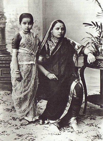 इंदिरा राजे बड़ौदा के मशहूर गायकवाड़ राजपरिवार में जन्मी थीं। जयपुर राजघराने की महारानी गायत्री देवी उनकी बेटी हैं।