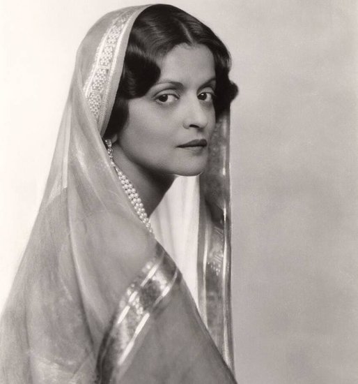 जितेंद्र सिंह से इंदिरा राजे ने परिवार की मर्जी के खिलाफ जाकर शादी रचाई थी। परिवार वाले उनकी शादी सिंधिया राजघराने के माधोराव से तय की थी। सगाई भी हो चुकी थी। लेकिन सगाई के बाद इंदिरा जितेंद्र सिंह को दिल दे बैठीं और शादी कर ली थी।