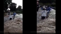 एमपी में उफनती नदी को पार करते हुए वैक्सीन लगाने पहुंचे स्वास्थ्य कर्मी, वीडियो वायरल
