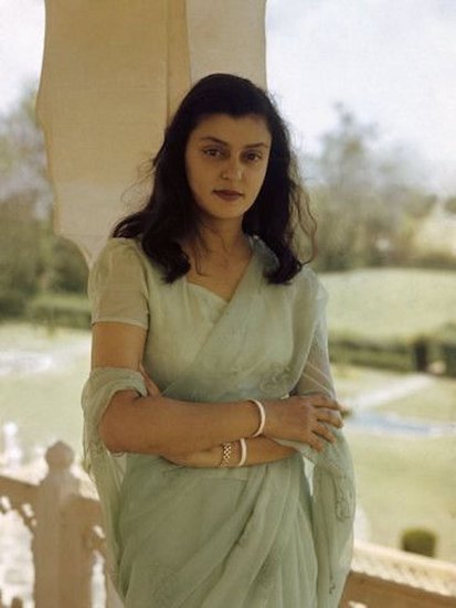 गायत्री देवी ने अपना पहला चुनाव स्वतंत्र पार्टी के टिकट पर जीता था। उनकी ये जीत गिनीज बुक ऑफ वर्ल्ड रिकॉर्ड में दर्ज हुई थी। उन्हें 2.46 लाख मत में से 1.93 लाख मत मिले थे। 